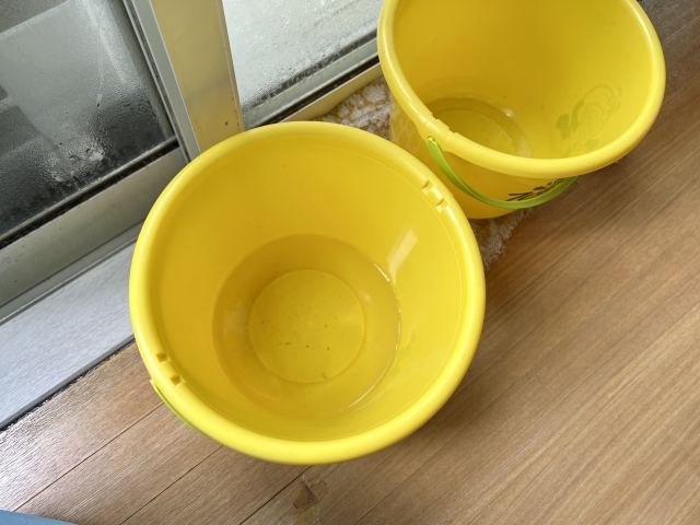 突然天井から雨漏り発生！こんなときに自分でできる応急処置の方法と修理業者の選び方を雨漏り修理のプロが解説