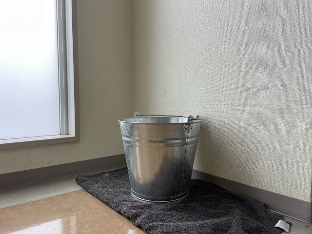 バケツなどで滴る水を受け止める