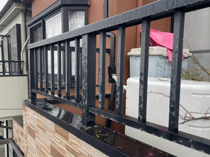バルコニーから発生した雨漏りを解決！｜赤外線カメラを使用した原因調査から笠木交換工事まで