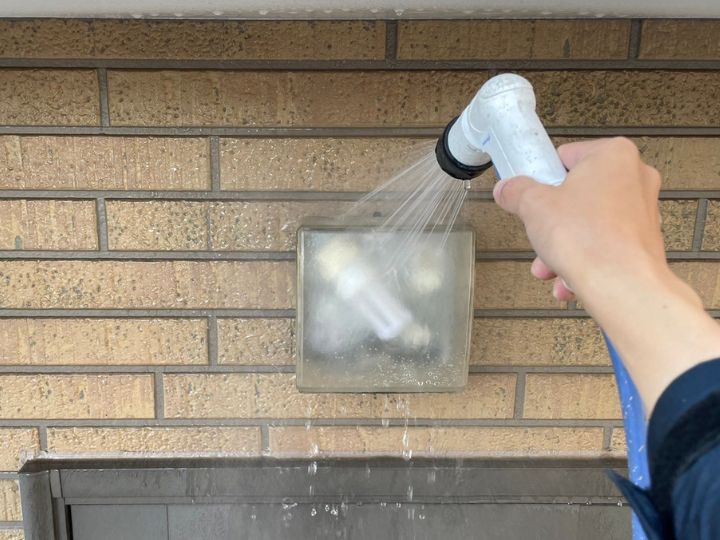 玄関扉上部の外灯部への散水