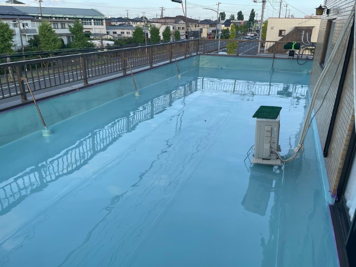 ウレタン防水材が塗布された陸屋根