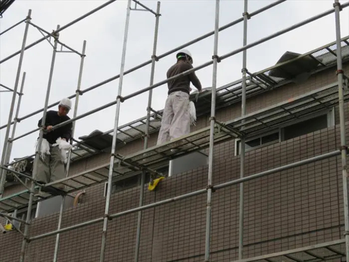 足場を組んで屋根工事を行う様子