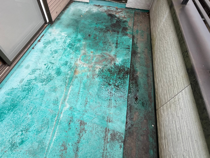 色あせ・黒ずみが広がっているベランダ床面