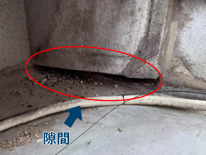 トイレの屋根部に生じている隙間