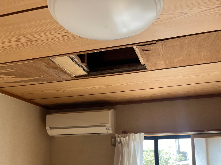 雨漏りが発生している室内天井
