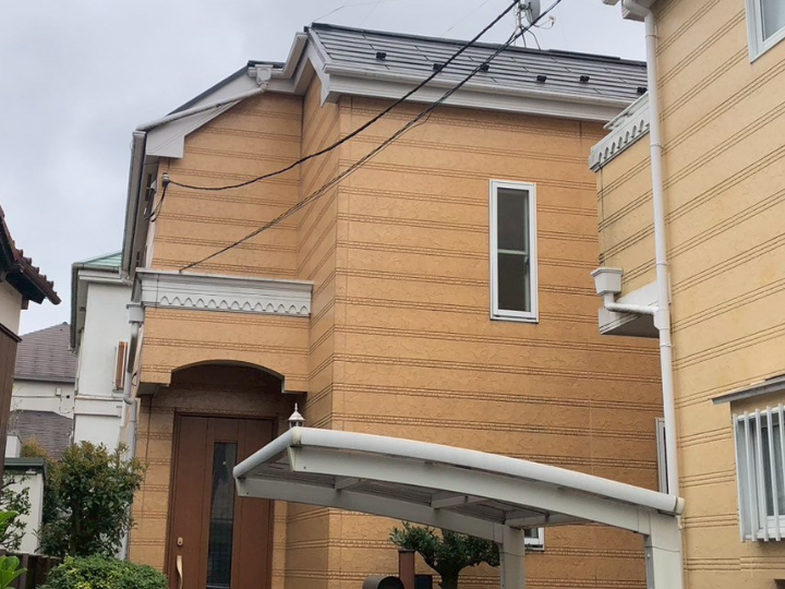 ベージュ色の外壁がお洒落なお住まい