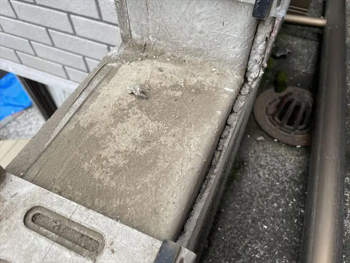 コンクリート天端には大きな隙間やクラック（ひび割れ）が複数見つかりました