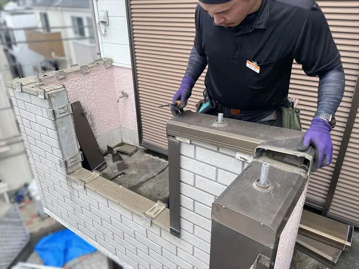 笠木の取り外しと内部確認の様子