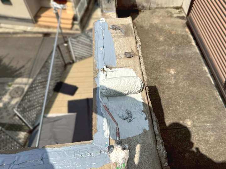 クラック補修と段差調整後、防水材を均一に塗布