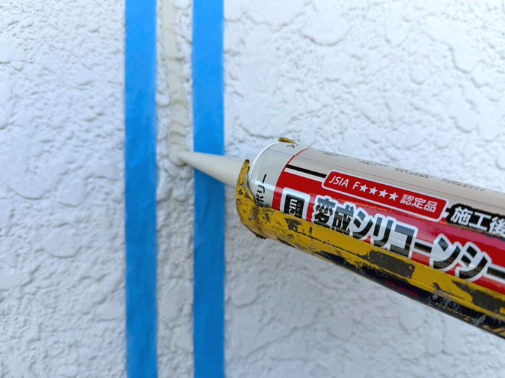 マスキングテープで養生し、クラックをシーリング材で埋めていきます