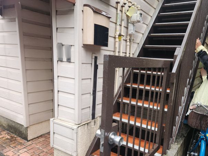 トイレの間取りは建物の外階段の下部に位置