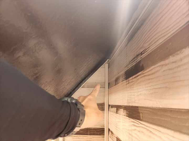 雨漏りの原因はトイレ屋根面と外階段ササラの接合部にある隙間