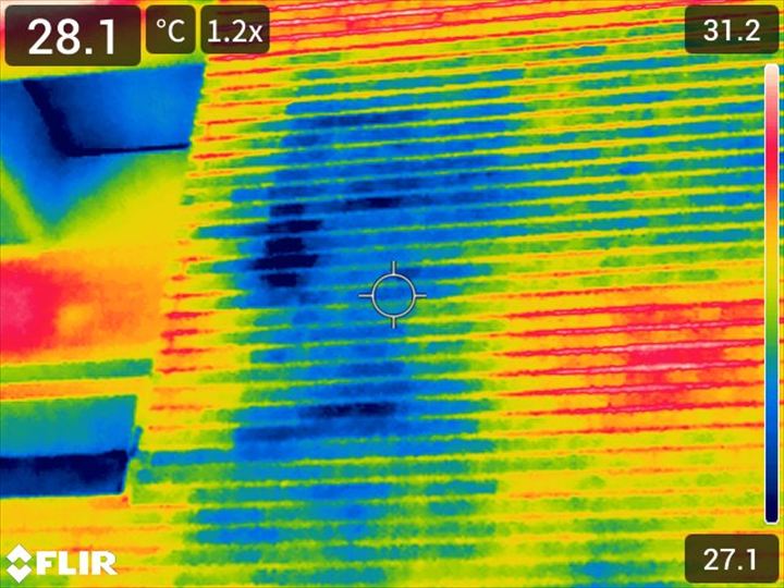 建物外部から出窓周辺の外壁を調査