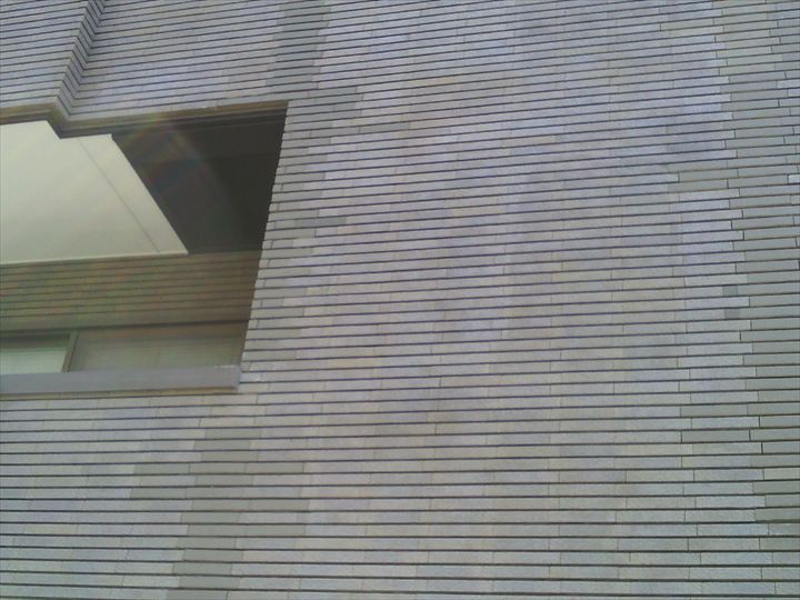 建物外部から出窓周辺の外壁を調査