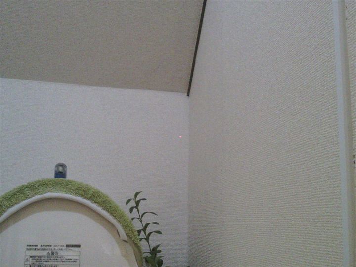 トイレ内部の傾斜天井や壁面を赤外線カメラで撮影