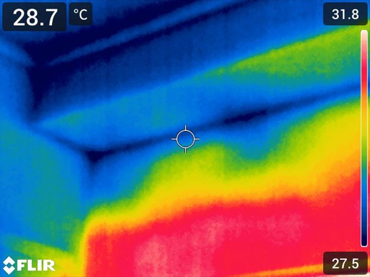 出窓上部を赤外線カメラで調査