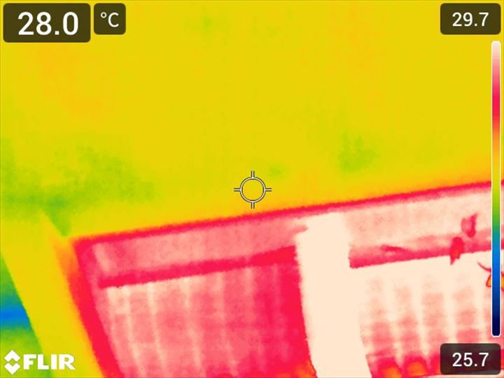 天窓からの雨漏りを赤外線カメラで撮影