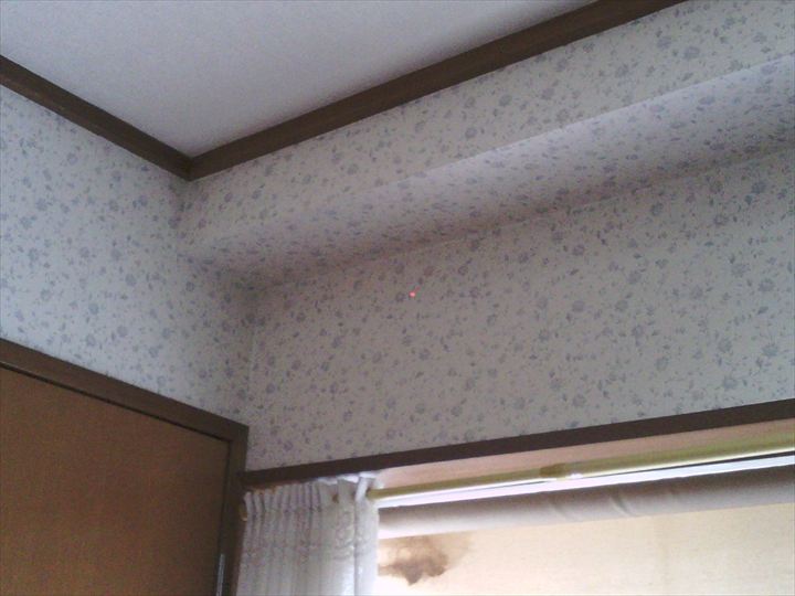出窓上部を赤外線カメラで調査