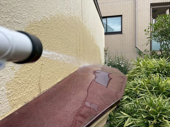 外壁にはひび割れ（クラック）に散水