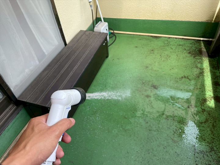 バルコニー床面に散水