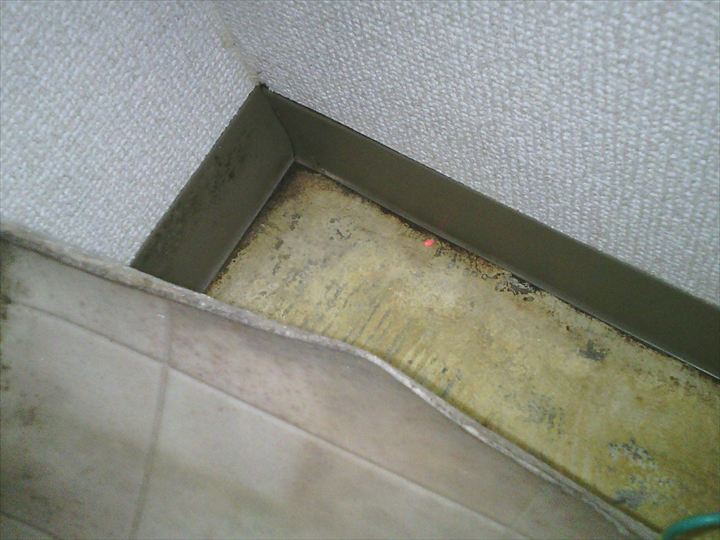 トイレの床は水を含み傷んでいる