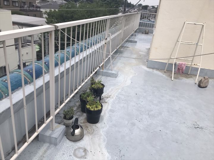 アパートで雨漏り発生、屋上バルコニーの調査