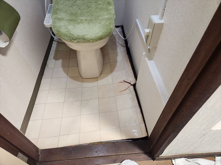 トイレの床は水を含み傷んでいる