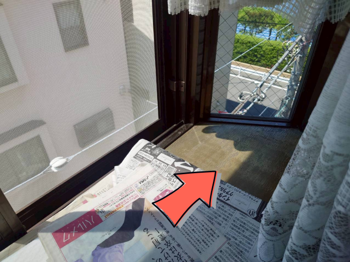 出窓カウンター(窓台)も雨水を含んで黒く変色