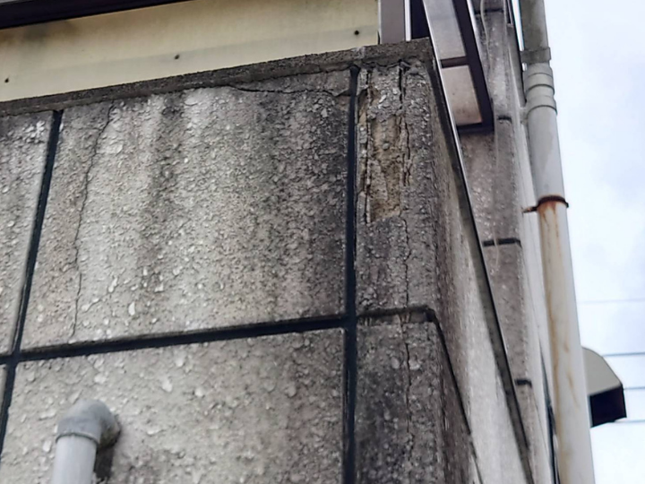 外壁の一部が欠けて崩れている