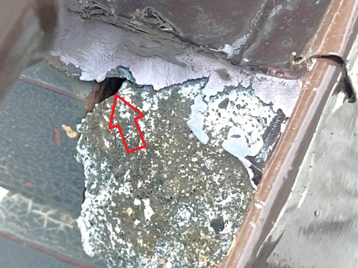 雨樋真下の土居熨斗瓦の漆喰の痛みと穴あき状態