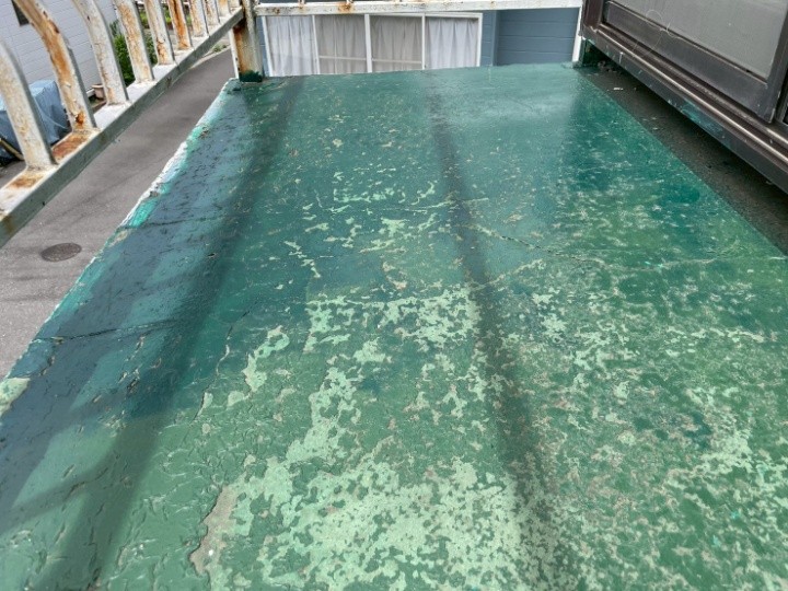 2階バルコニー床面の全体像（緑色の防水層の劣化状況）