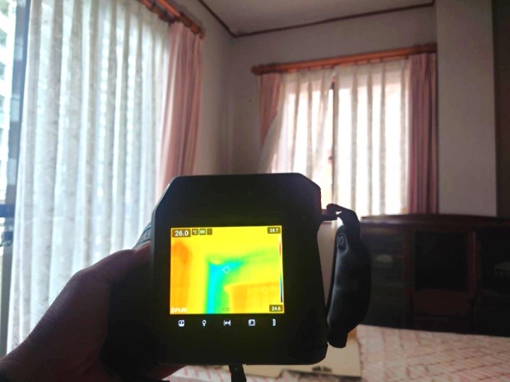 荒川区南千住にてマンションの天井（隅）から発生した雨漏りを赤外線カメラで調査