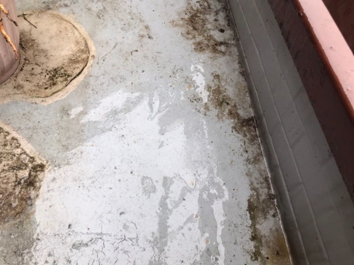 3Fベランダ床面の防水層の剥がれや汚れ、劣化の拡大状況