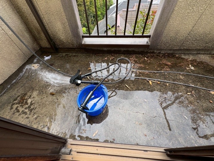 散水試験_バルコニーでの検証の様子