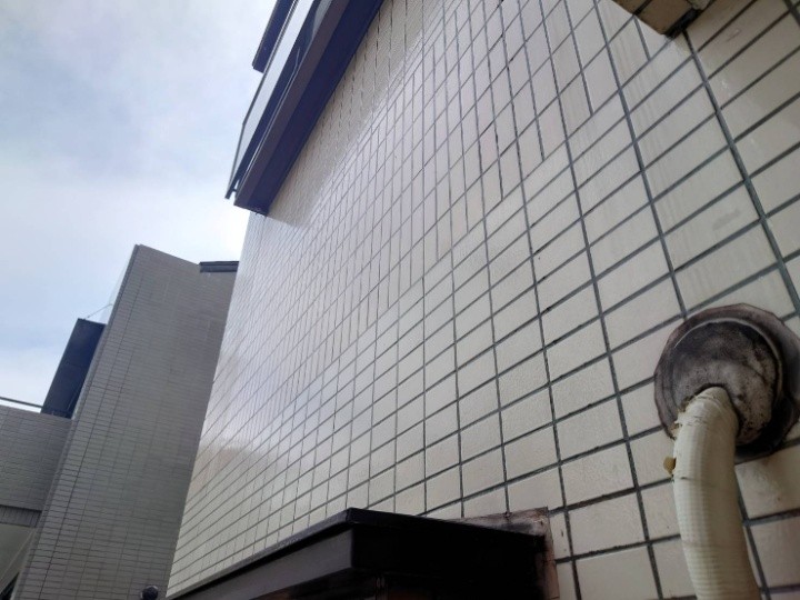 調査対象の建物外観（タイル壁と出窓上部）。