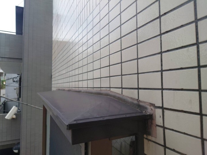出窓上部の外壁と屋根の接合部（近接撮影）。