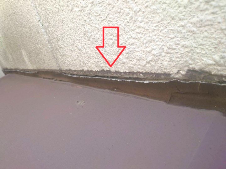 外観・3階出窓周辺の外壁取り合い部の劣化（コーキングの傷み）