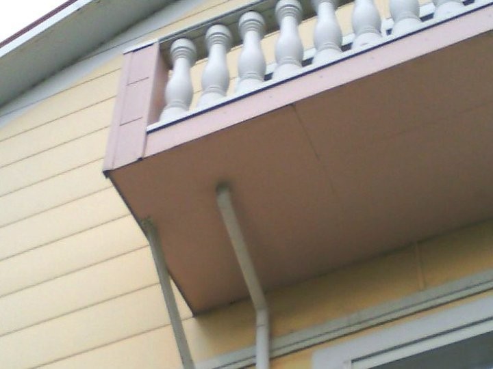 ベランダの下側から外壁との取り合い付近を捉えた写真
