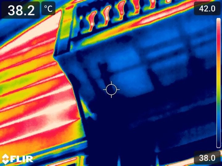 赤外線カメラ（サーモグラフィ）を用いてバルコニー全体や手すりまわりの温度分布を調査