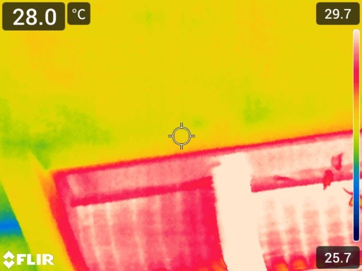 赤外線カメラ（サーモグラフィー）による天窓付近の温度・表面状態の調査画像