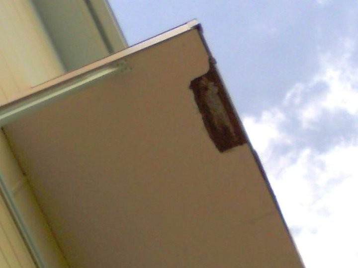 裏側の穴や剥がれ部分を別のアングルから確認
