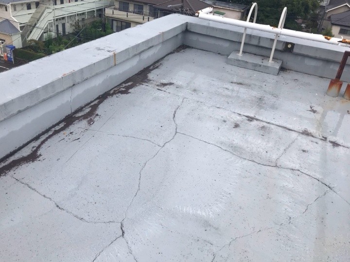 陸屋根にひび割れが入っており、防水層の劣化