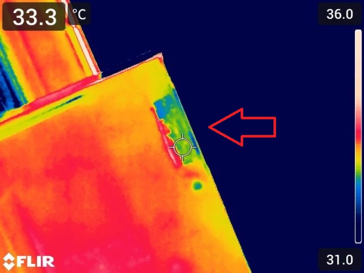 バルコニーの穴の空いた箇所（裏側の穴や剥がれ部分）を赤外線カメラで捉えた解析画面