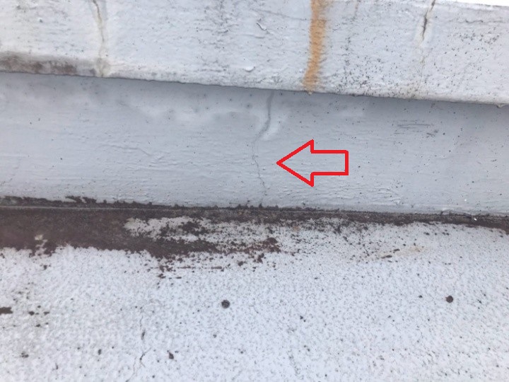陸屋根の立ち上がりにも、ひび割れを確認
