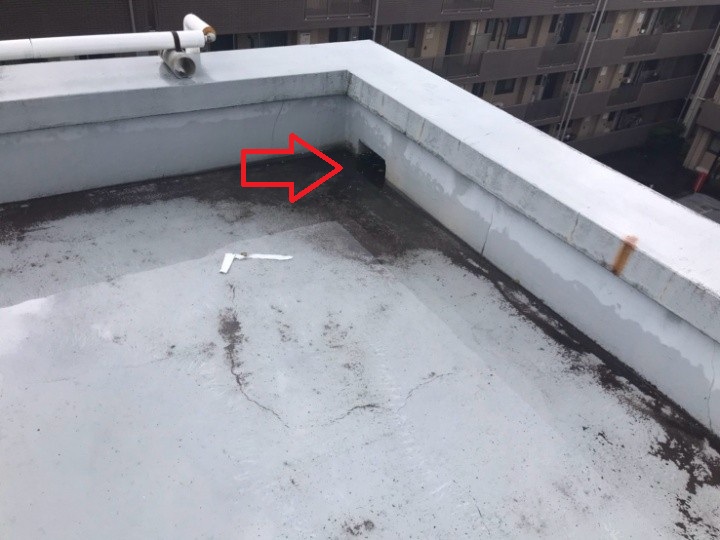 陸屋根の排水溝に水が溜まっており、不具合が起きている状態（全景）