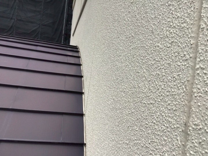 劣化した屋根のケラバ部分と外壁の接合部の全景