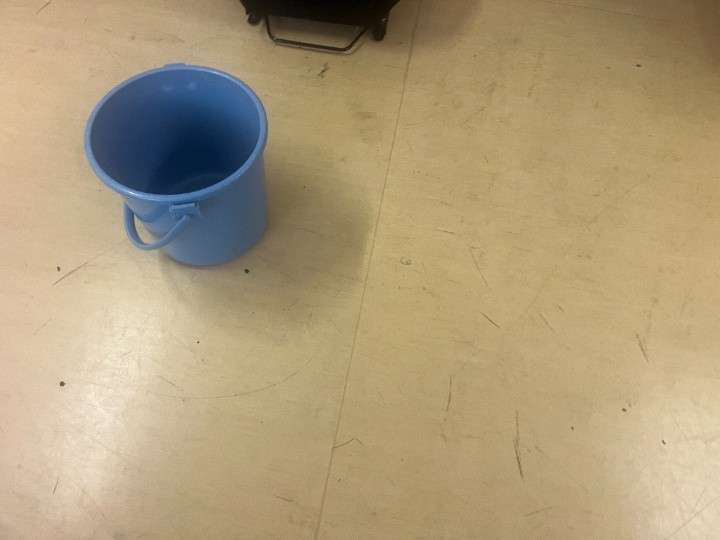 床に滴る雨水をバケツで受けている状態