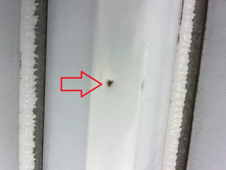 折板屋根の一部に開いた貫通穴
