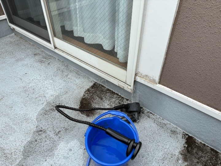 サッシ周りの散水試験