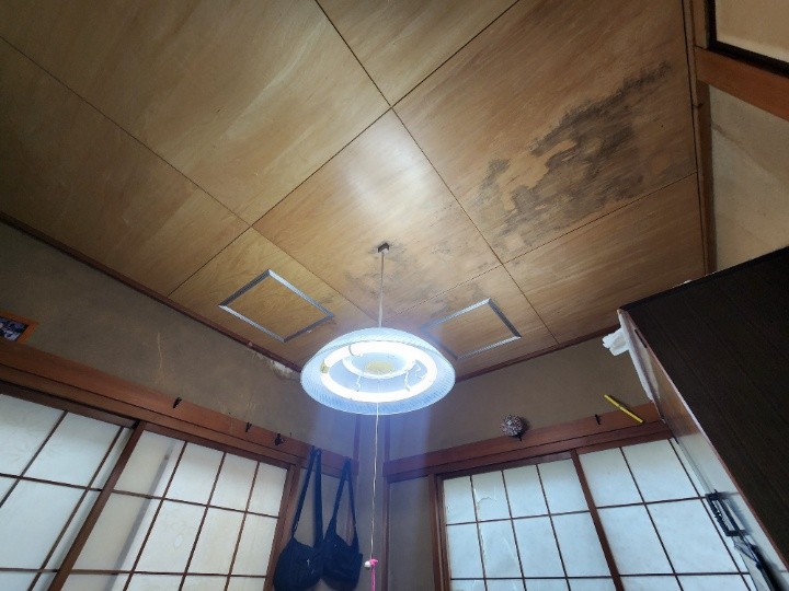 雨漏りの室内状況（天井から広範囲で雨染み）